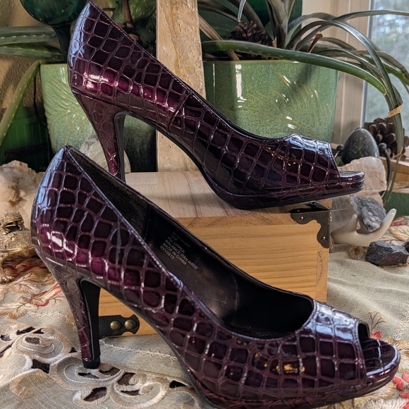 Kasper Glossy Burgundy Peep-Toe Heels - Picture 1 of 9